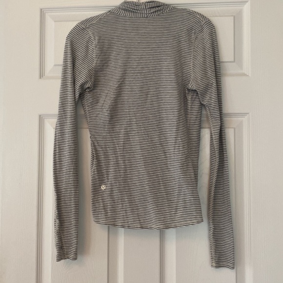 Womens Lululemon top size 2 - Picture 7 of 9